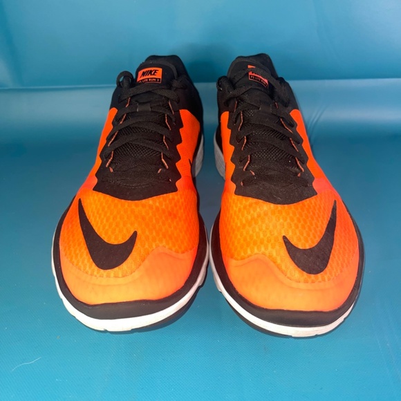 Nike Orange and Black Athletic Shoes for Performance - Picture 2 of 8
